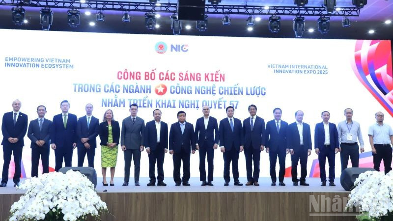 Khoảng mười sáu đại biểu trong nước và quốc tế, trong đó có Phó Thủ tướng Nguyễn Chí Dũng, đứng thành hàng trên sân khấu trước màn hình LED lớn mang dòng chữ “CÔNG BỐ CÁC SÁNG KIẾN TRONG CÁC NGÀNH CÔNG NGHỆ CHIẾN LƯỢC NHẰM TRIỂN KHAI NGHỊ QUYẾT 57”, kèm logo Trung tâm Đổi mới sáng tạo Quốc gia (NIC) và dòng “Vietnam International Innovation Expo 2025”, “Empowering Vietnam Innovation Ecosystem”. Ảnh có đóng dấu bản quyền Nhân Dân ở góc dưới bên phải.